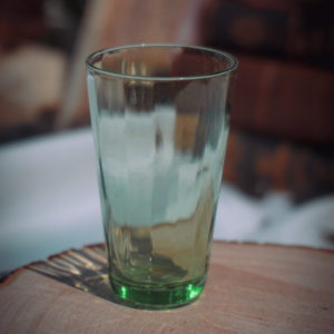 Petit verre en verre vert