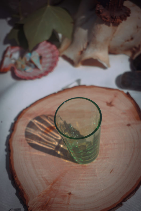 Petit verre en verre vert – Image 2
